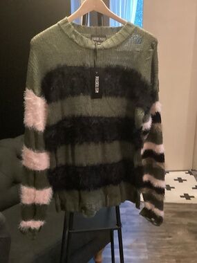 Current Mood in size med green and black